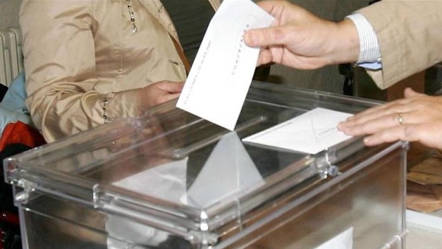 Un ciudadano deposita su voto en una urna electoral.